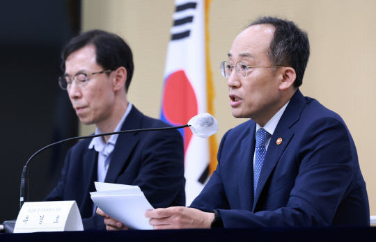 추경호 경제부총리 겸 기획재정부 장관(오른쪽)이 지난 24일 정부세종청사에서 2023년 세법개정안 관련 상세브리핑을 하고 있다. 추 부총리 왼쪽은 정정훈 기획재정부 세제실장. [연합뉴스]